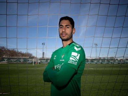 Ayoze posa en la ciudad deportiva Luis del Sol, del Betis.