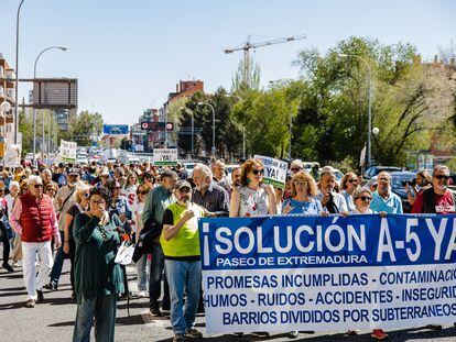 Vecinos del Paseo Extremadura se manifiestan para pedir una solución al ruido y la contaminación provocada por la autovía A-5 el pasado 16 de abril.