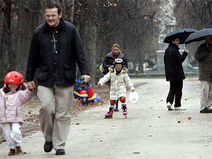 Niños en el Retiro con los juguetes que les trajeron los Reyes Magos