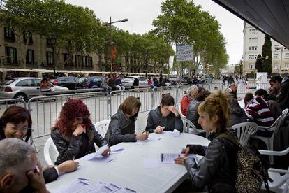 Algunos de los participantes de la consulta, ayer, en La Rambla de santa Mònica.