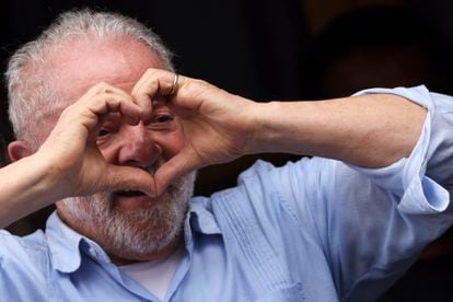 RIO DE JANEIRO, BRAZIL - SEPTEMBER 25: Brazil's former president and current presidential candidate Luiz Inacio Lula da Silva greets to supporters during a campaign rally in the final week of campaign at Portela Samba School on September 25, 2022 in Rio de Janeiro, Brazil. (Photo by Buda Mendes/Getty Images)