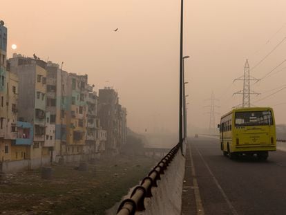 Un área residencial de Nueva Delhi, envuelta en una nube de contaminación, en noviembre de 2020