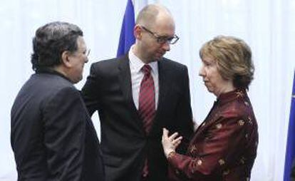 (i-d) El presidente de la Comisión Europea (CE), José Manuel Durao Barroso; el primer ministro de Ucrania, Arseniy Yatsenyuk; y la jefa de la Diplomacia europea, Catherine Ashton, conversan durante un encuentro con los jefes de Estado y de Gobierno de la Unión Europea (UE), en Bruselas (Bélgica). EFE/Archivo