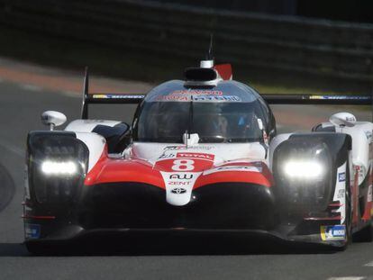 Fernando Alonso rueda en los libres de Le Mans.