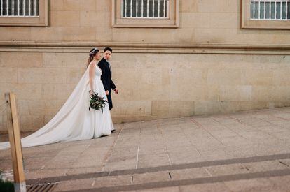 Una pareja de recién casados posa en una calle de Vigo.
