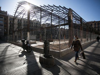 El esqueleto del mercado de la Abacería, en Gràcia, al descubierto tras la deconstrucción de la cubierta y muros.