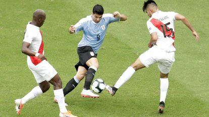 Luis Suarez lucha con Zambrano en el Uruguay-Perú-