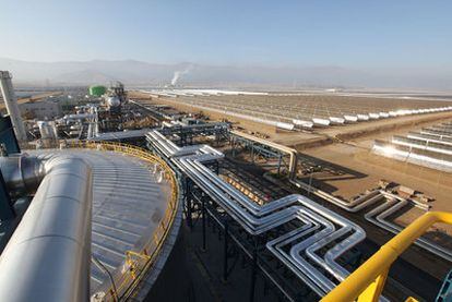 La planta de Andasol, central térmica solar con más de 600.000 espejos, en una planicie cerca de Sierra Nevada (Granada).