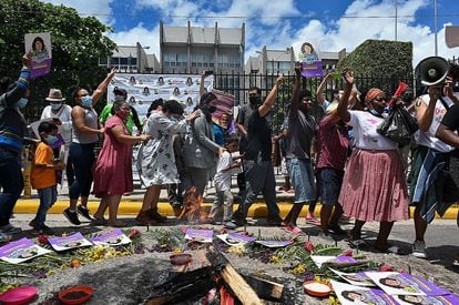 Un grupo de indígenas hondureños celebra, a principios de julio, la condena de David Castillo, presidente de Desarrollos Energéticos S.A (DESA), por el asesinato de Berta Cáceres, líder ambientalista.