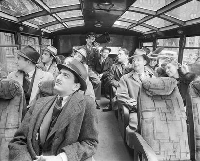 Unos cuantos pasajeros, demasiado juntos para los estándares actuales post-pandemia, comparten un autobús turístico en Nueva York en 1940. 