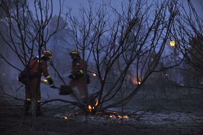 Los incendios han calcinado más de 100 hectáreas y han obligado a desalojar varias viviendas