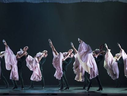 El Ballet Nacional de España representa la coreografía 'Alento'. En vídeo, reportaje sobre la compañía.