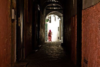 Una mujer camina por una calle de Tánger.