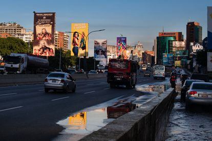 Hoy en día, es más probable que los venezolanos encuentren un anuncio de maquillaje o 'jeans' que un tributo al icono revolucionario del país. En la imagen, vallas publicitarias a lo largo de la carretera Francisco Fajardo, en Caracas, el 12 de agosto de 2022.