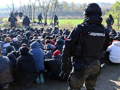 Un policía serbio vigila a un grupo de migrantes detenidos en Horgos (Serbia) el pasado 25 de noviembre, en una imagen cedida por el Ministerio de Interior del país.