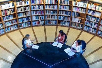 De izquierda a derecha, Yolanda Díaz, la redactora Paula Chouza, y la directora de EL PAÍS, Pepa Bueno, en un momento de la entrevista en el Instituto del Patrimonio Cultural de España, Madrid. 