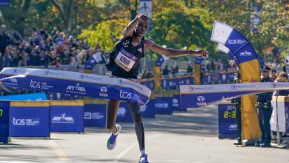 Albert Korir de Kenia cruza la línea de meta del Maratón de Nueva York, en noviembre de 2021. Este año, el velocista buscará defender su título.