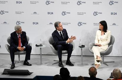 US Secretary of State Anthony Blinken, center, talks with German Foreign Minister Annalena Bierbock and Indian Foreign Minister Subrahmanyam Jaishankar in Munich this Saturday. 