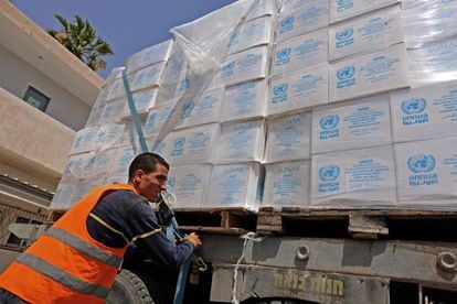 Un camión cargado con ayuda humanitaria de la Agencia de la ONU para los refugiados palestinos, en el paso fronterizo de Kerem Shalom, entre Israel y Gaza, este viernes.