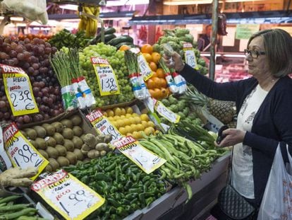 En la imagen, una mujer hace su compra en una fruter&iacute;a del mercado Maravilla en Madrid.