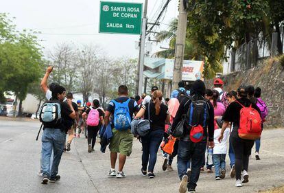 Algunos hondureños caminann rumbo a la frontera con Guatemala. 