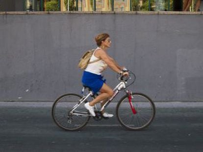 Una usuaria pasea por el carril bici de Sevilla.