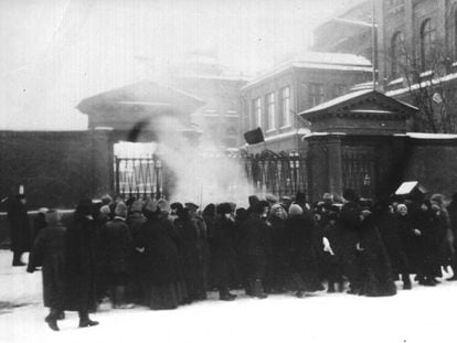 Asalto del Palacio de Invierno de Petrogrado por los guardias rojos y los soldados de la Marina en octubre en 1917.