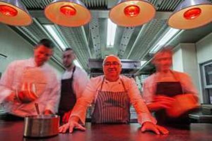 Los cocineros del restaurante Alejandro, en Roquetas de Mar.