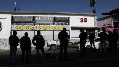 Miembros de la policía de la Fiscalía del Estado de Michoacán vigilan afuera de la cervecería La 25 en Morelia.