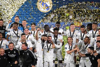 Los jugadores del Real Madrid celebran el título.