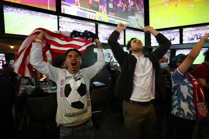 Fans de EE UU en Los Ángeles celebran el primer gol de su selección ante Irán.