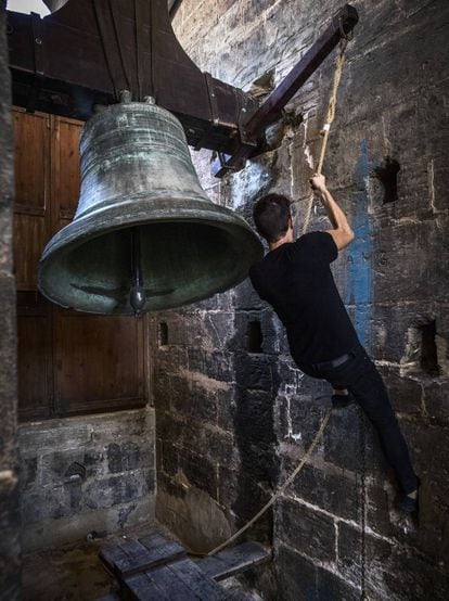 Los aficionados que hacen repicar las campanas manualmente | EL PAÍS  Semanal | EL PAÍS