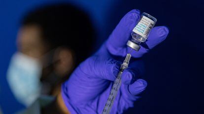 Un profesional sanittario prepara una dosis de la vacuna frente a la viruela del mono (mpox).