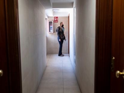 Sara Blázquez, agente inmobiliaria de Alamia, la semana pasada durante la visita a una clienta en un piso de Simancas, en el este de Madrid.