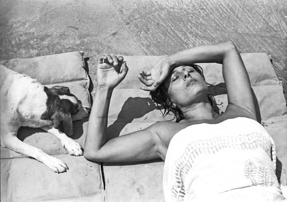 Anna Magnani, tumbada al sol en su casa del Circeo. 