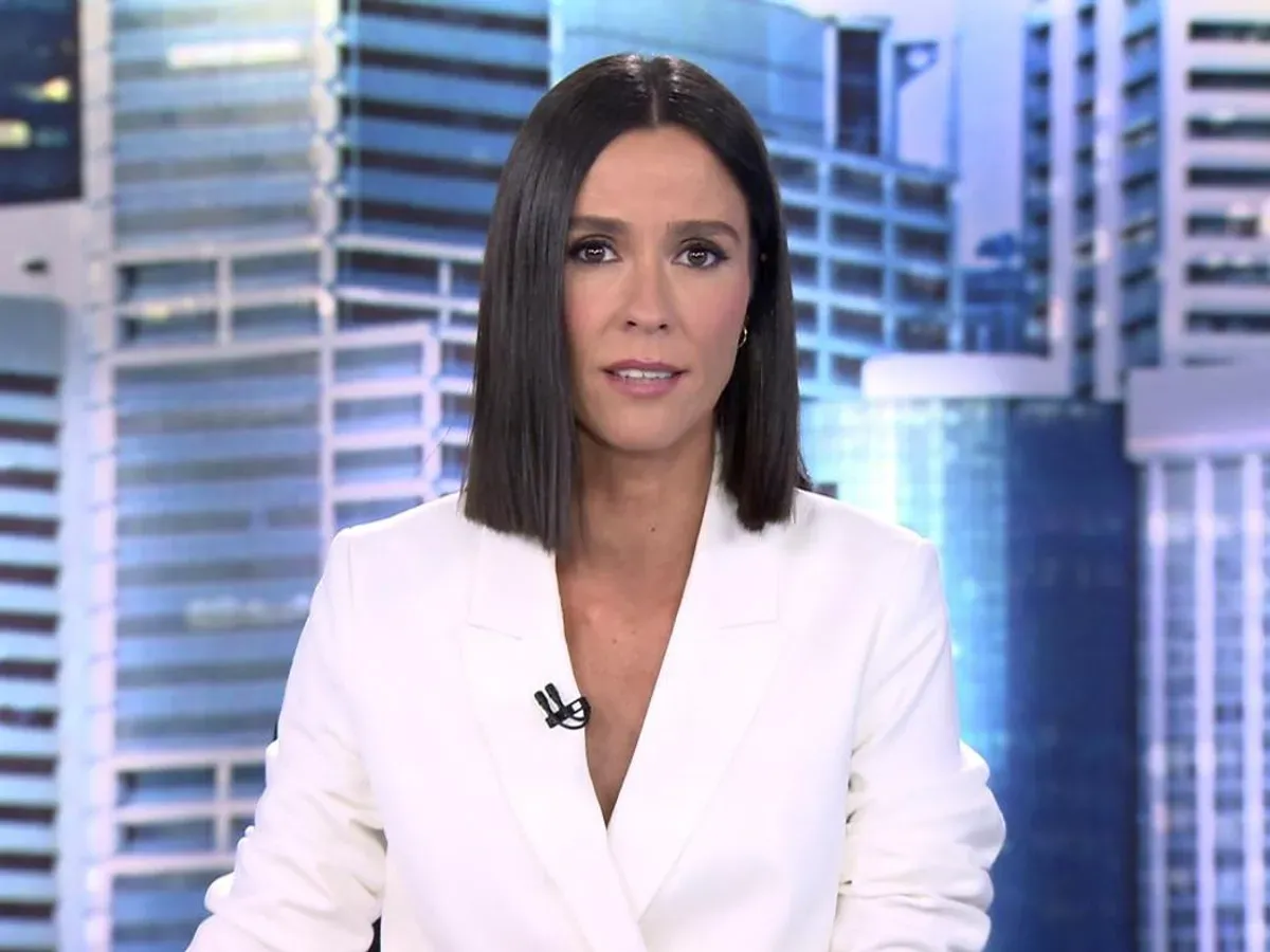 Alba Lago presenta el informativo de sobremesa de Telecinco en agosto.