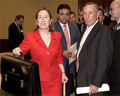 Ana Pastor, junto al presidente de la Comisión de Sanidad del Congreso de los Diputados, Feliciano Blazquez.
