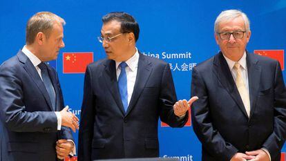 Donald Tusk y Jean-Claude Juncker junto al primer ministro chino, Li Keqiang, en la última cumbre bilateral de 2017. 