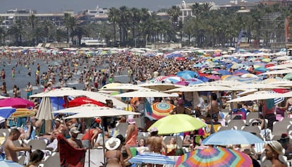 La platja de Salou, plena de gom a gom durant l'onada de calor aquest diumenge.