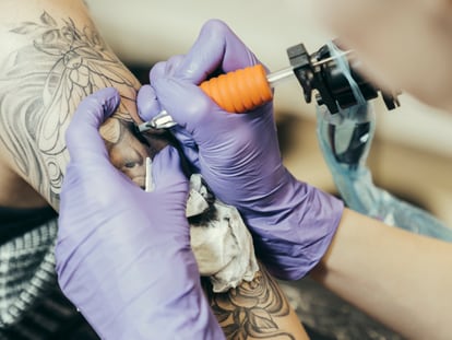 Algunos modelos incluyen guantes desechables para tatuar garantizando la máxima higiene. GETTY IMAGES.