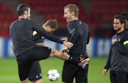 Zurutuza bromea con Agirretxe, en el entrenamiento.