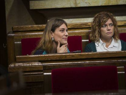 Jessica Albiach y Elisenda Alamany, presidenta y portavoz de Catalunya en Comú-Podem, en el Parlament.