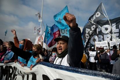 Piqueteros marchan en Buenos Aires contra el acuerdo con el FMI, el 9 de junio de 2022.