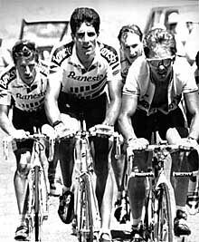 Indurain, en el centro, flanqueado por Delgado y LeMond en la ascensión al Tourmalet del Tour de 1990.