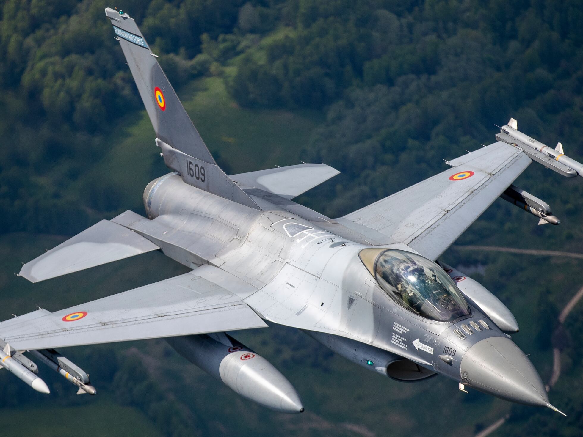 aviones de combate en formación
