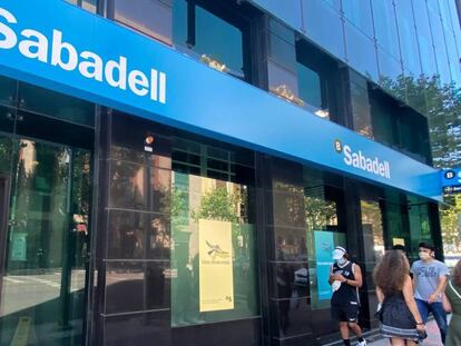 Una oficina del Banco Sabadell en Madrid.