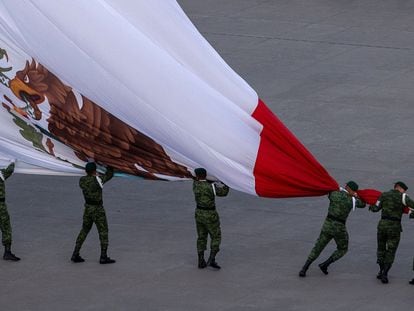 Soldados del Ejército mexicano recogen el lábaro patrio en el Zócalo de Ciudad de México, el pasado 20 de febrero.