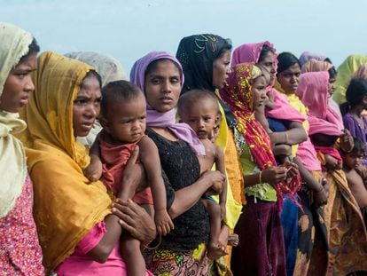 Mujeres rohingyas, con sus hijos, en un campo de refugiados en noviembre de 2017.