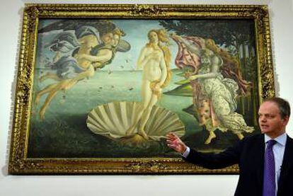 El director de la Galería Uffizi, Eike Schmidt, ante 'El nacimiento de Venus de de Botticelli'.