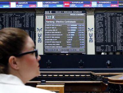 Panel informativo que muestra el principal selectivo de la Bolsa espa&ntilde;ola, el IBEX 35, durante el pasado viernes.